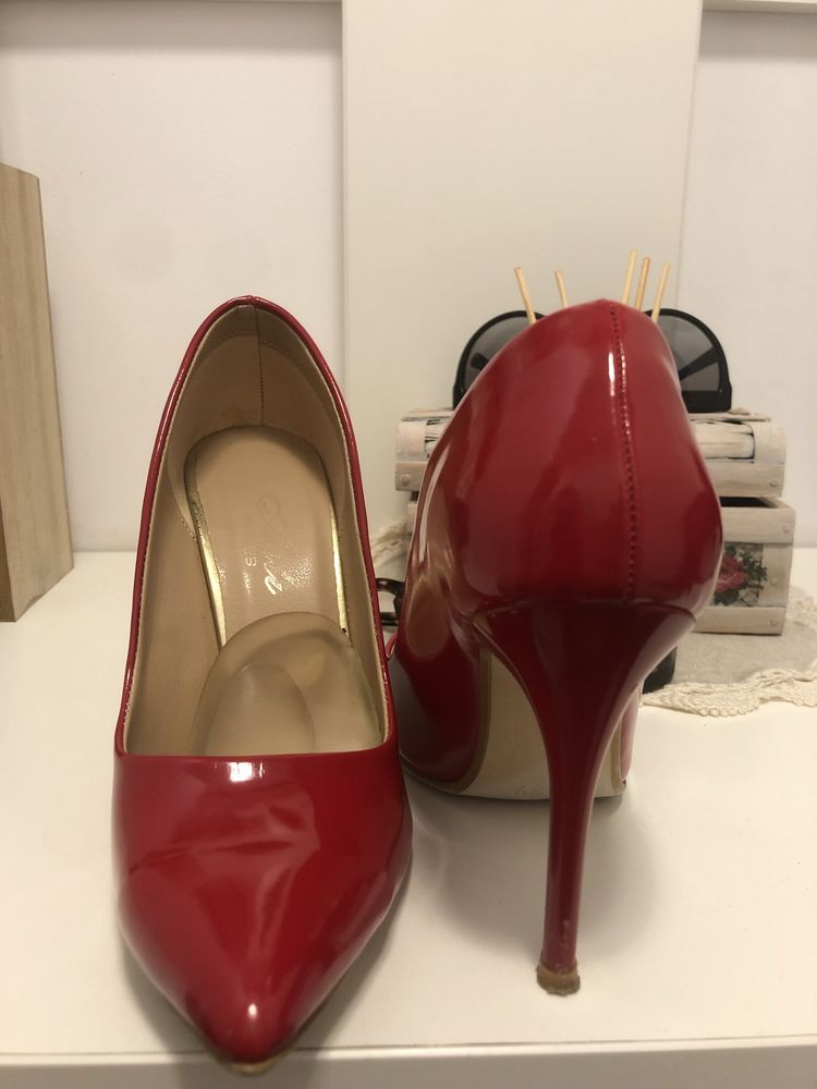 Елегантни червени обувки