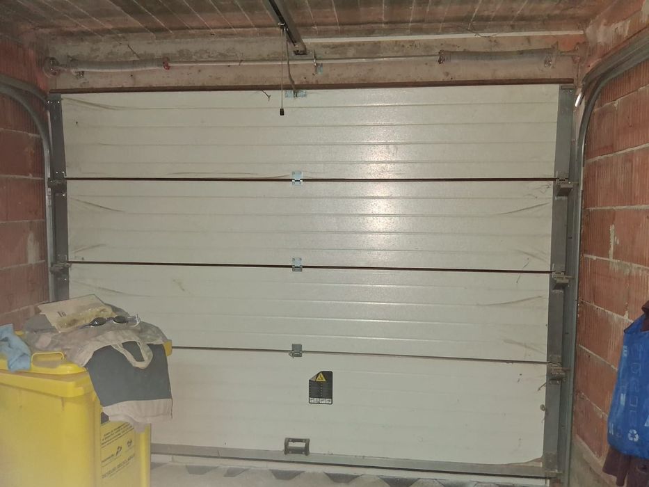 Vand usa garaj automata