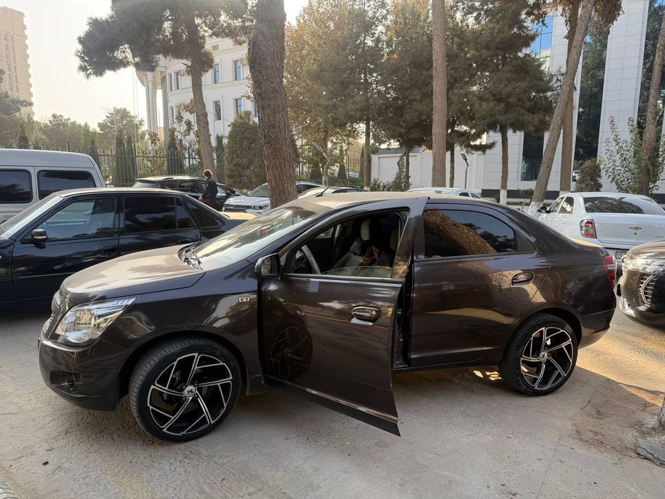 Машина Кобальт, цвета чокко 2022 года автомат