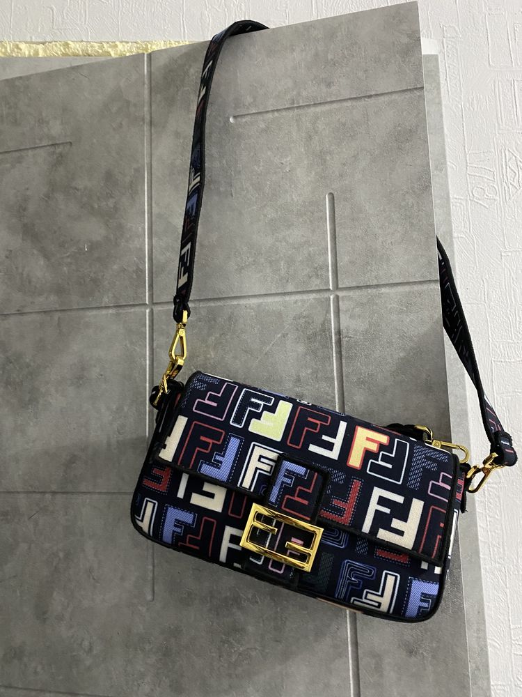 Очень красивая стильна сумка Fendi
