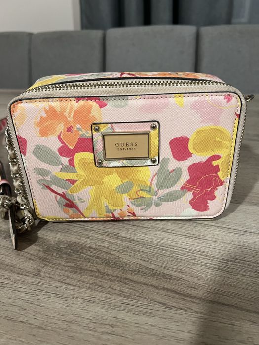 Дамска чантичка GUESS
