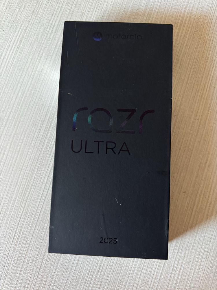Motorola razr 60 512GB Alcantra-чисто нов