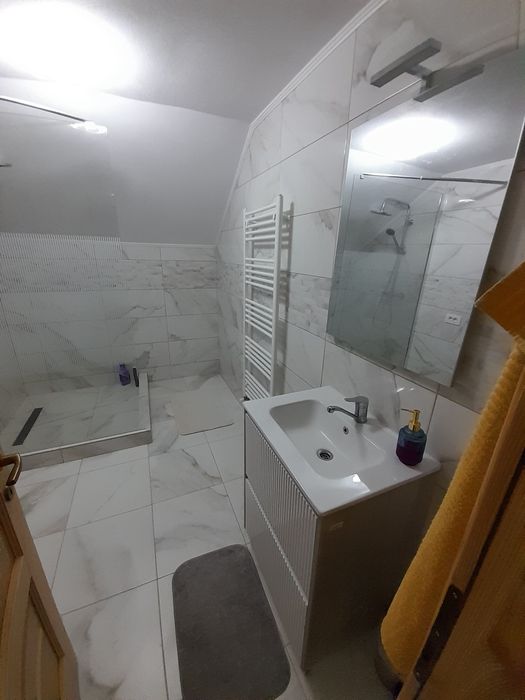 Inchiriez casa de vacanta