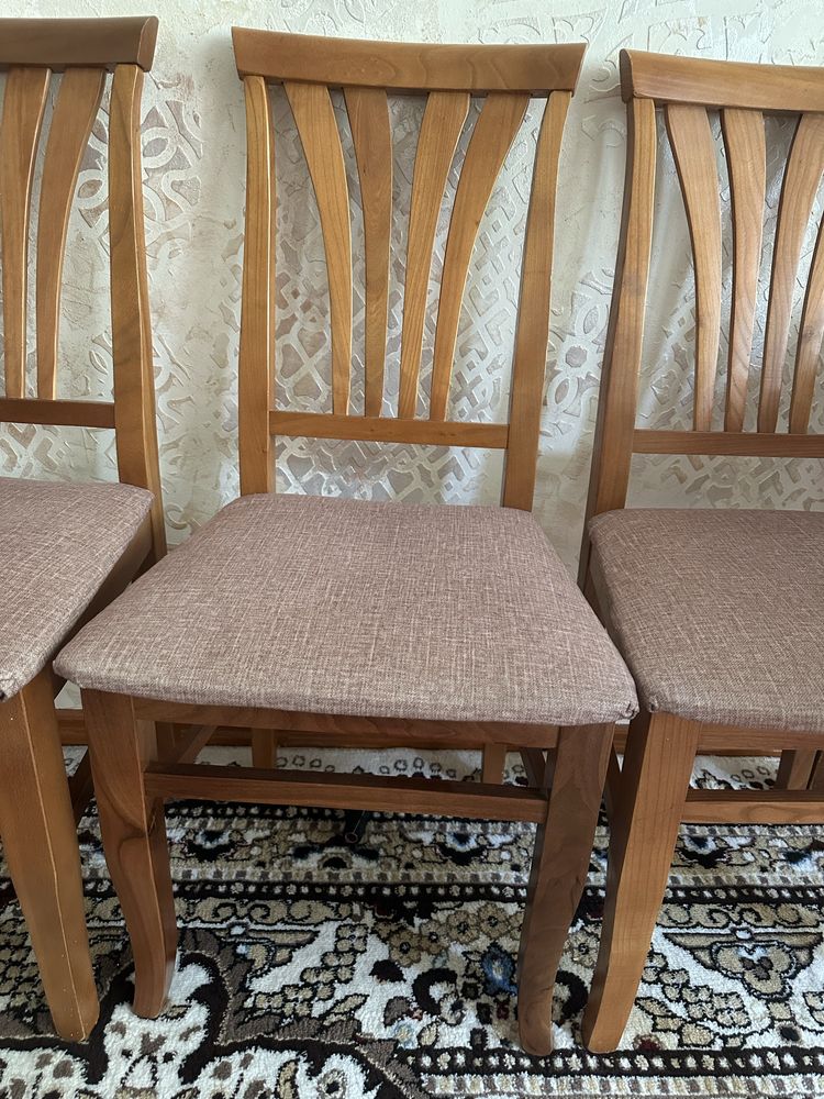 Продаётся 6 стульев из орехового дерева.