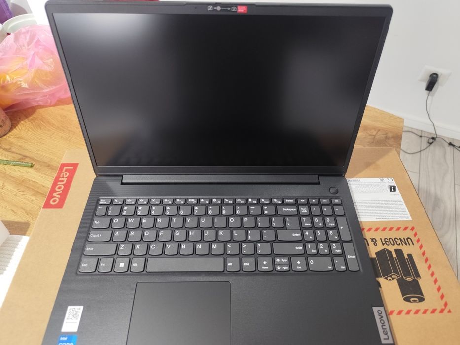 Laptop Lenovo V15 G4 IRU