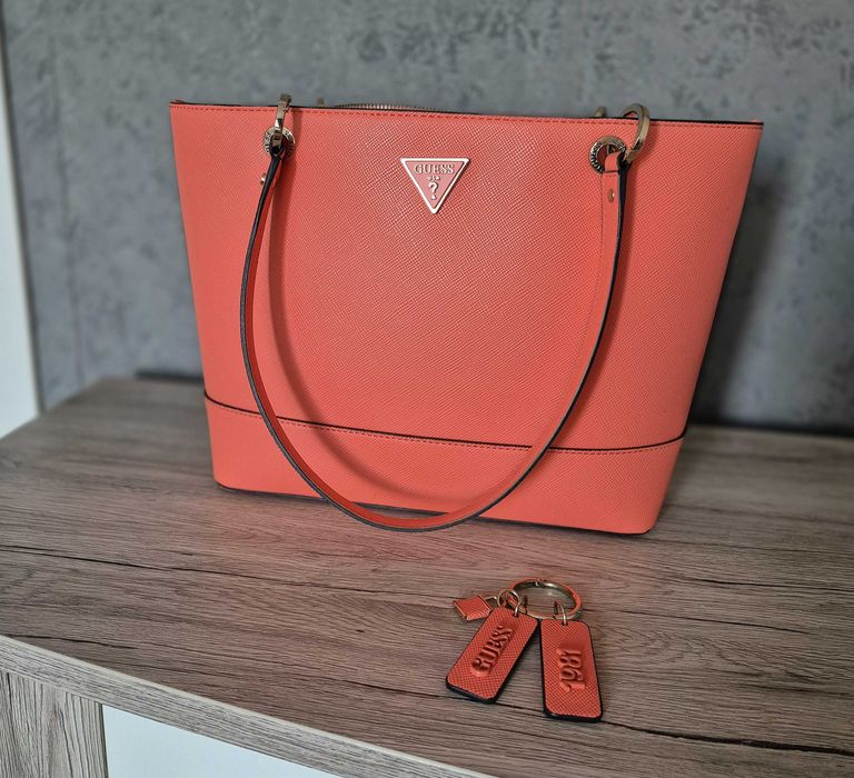 Чанта Guess в свеж коралов цвят
