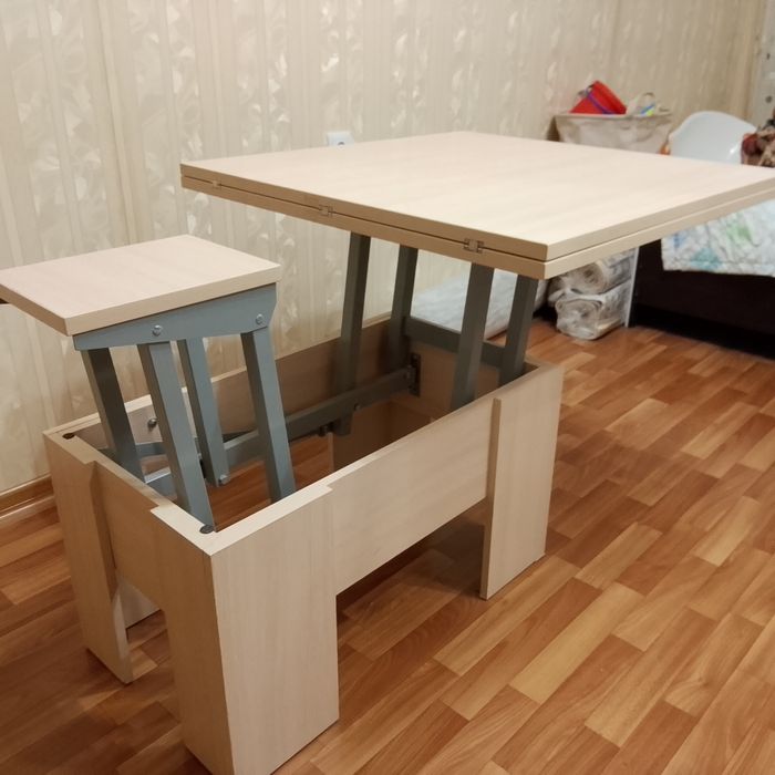 Продается компьютерный стол, и раскладной стол