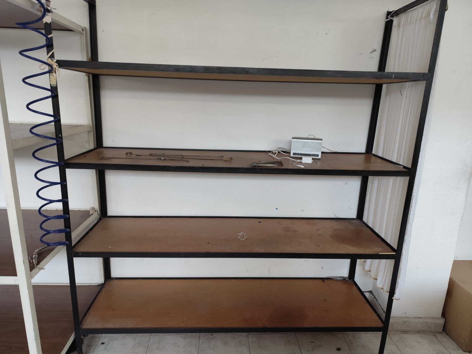 Стелажи различни  размери Вис.1.80 м.Дължина 1.60 м.Дълбочина 82 см.
