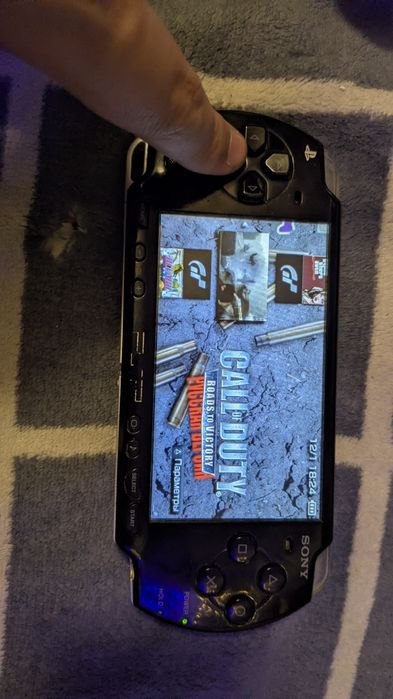 Psp 2000 состояние отличное батарея держит 4-5 часов