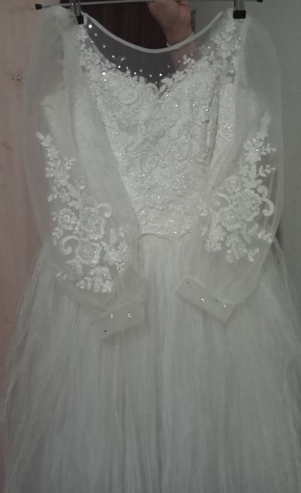 Продается белое платье.