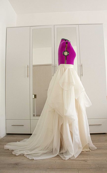 Сватбена пола по поръчка Булчинска Рокля Екрю Драпиран дизайн Шлейф