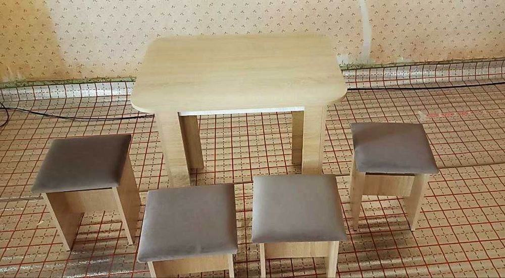 Стол кухонный и 4 стула
