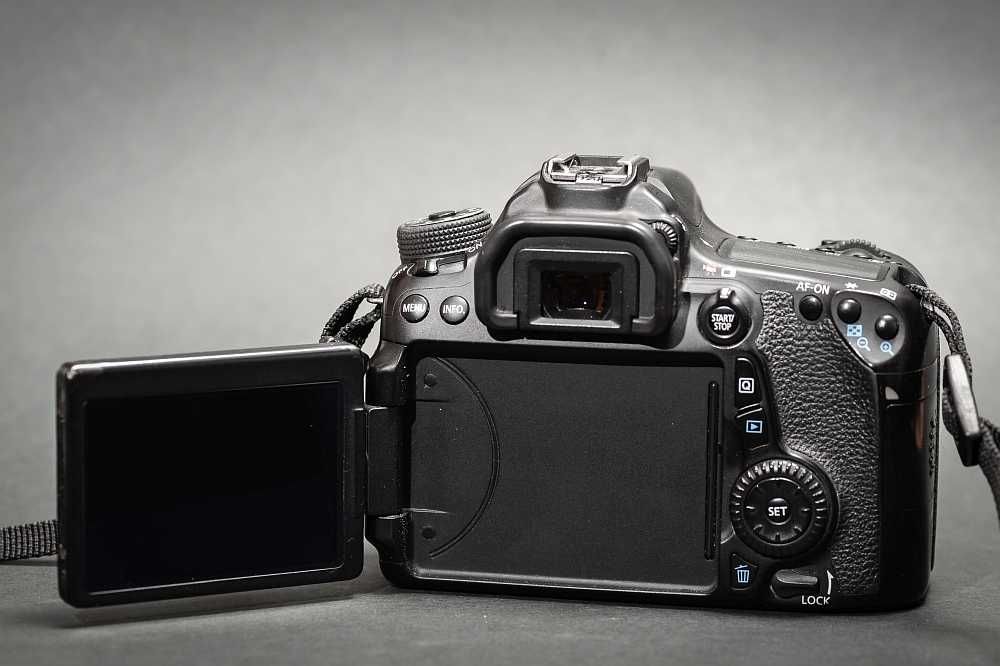 Vând aparat foto DSLR Canon 70D împreună cu obiectiv de kit