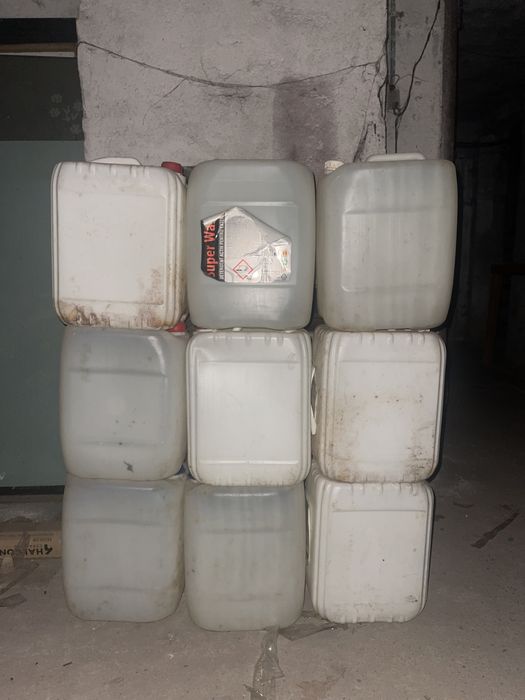 Vand Bidoane de 25 litri.