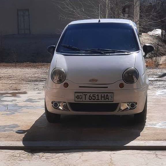 Matiz poluks rangi oq