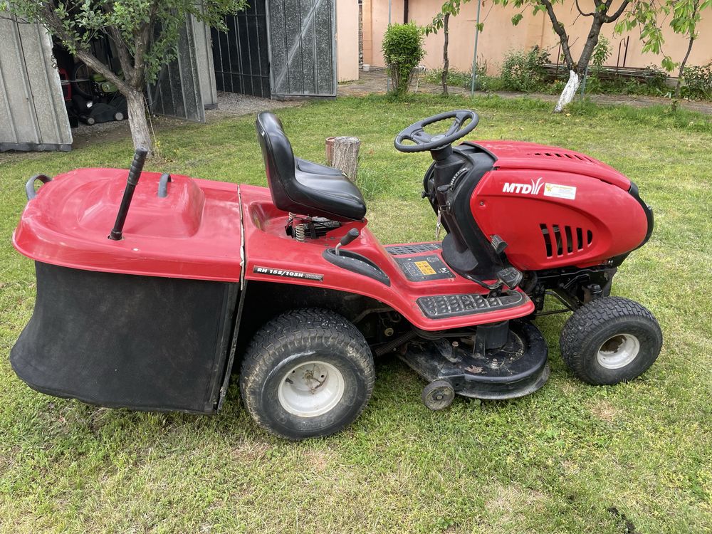 Тракторна косачка MTD , 18 ks, два ножа, хидро задвижване.