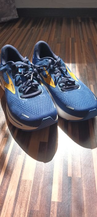 Adidasi Brooks și puma