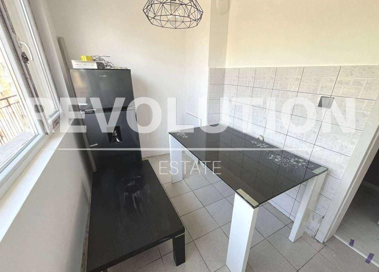 Тристаен апартамент в района на Погреби!