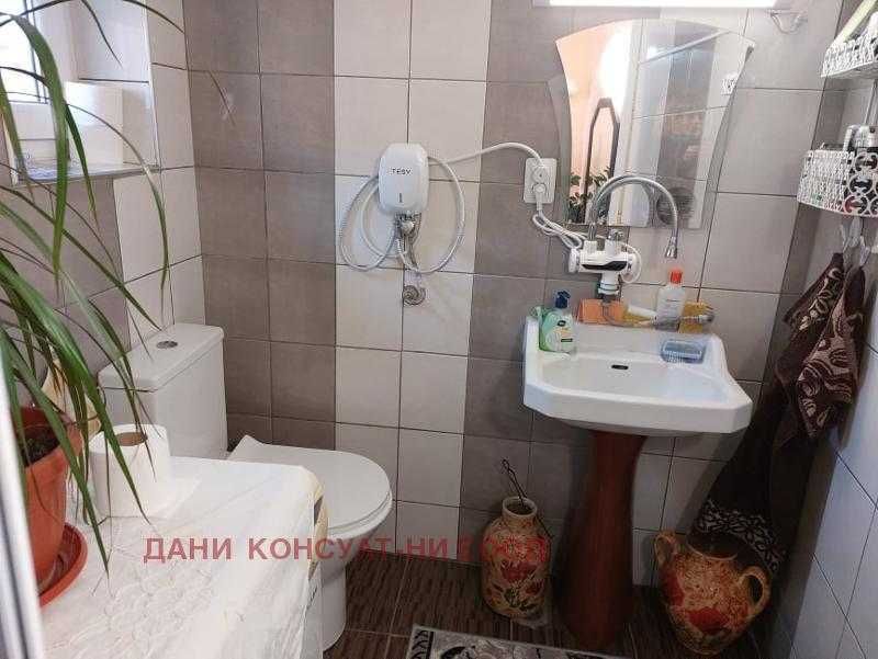 Две къщи в един двор в с. Димча