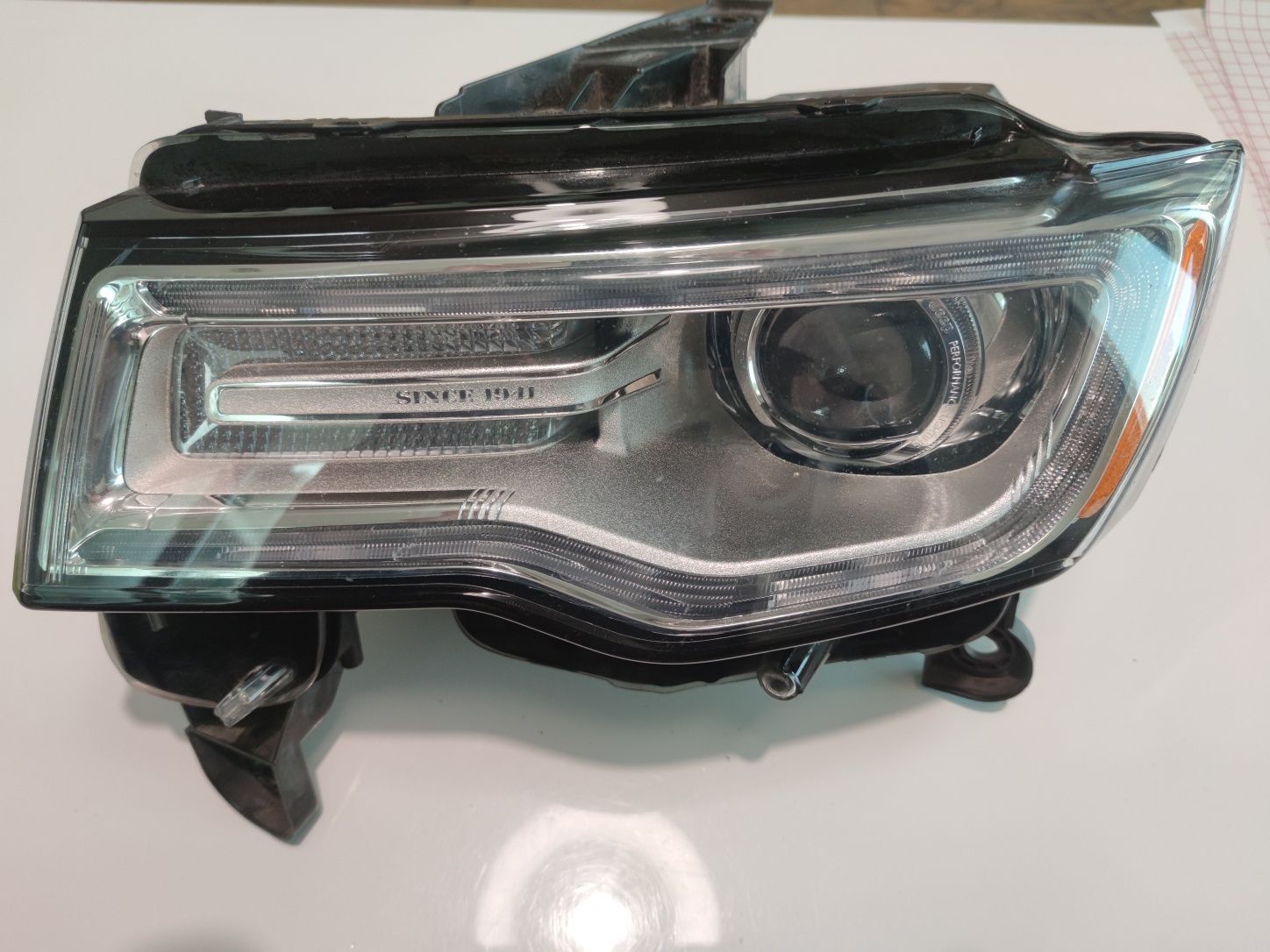 Оригинален фар Jeep Grand Cherokee wk2, оборудван, перфектно състояние