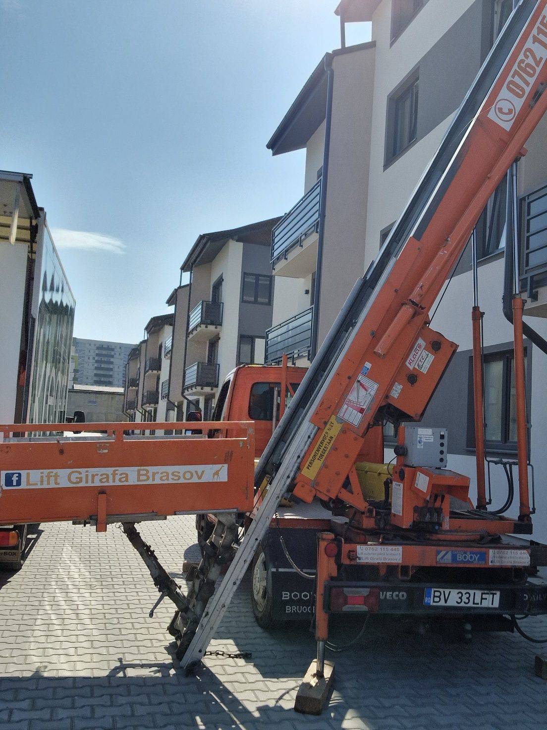 Nacela , girafa lift, înlocuiește macaraua,  pana la etajul 8