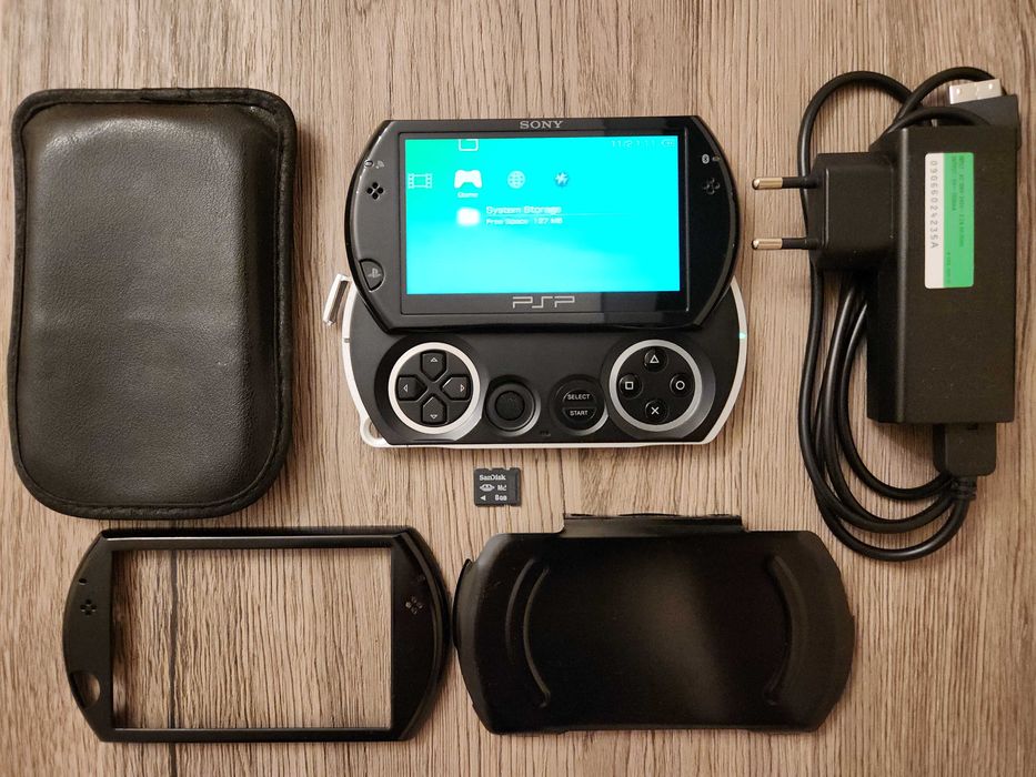 PlayStation Portabil (PSP) Go (N1001) - ca nou, modat, cu card de 8GB