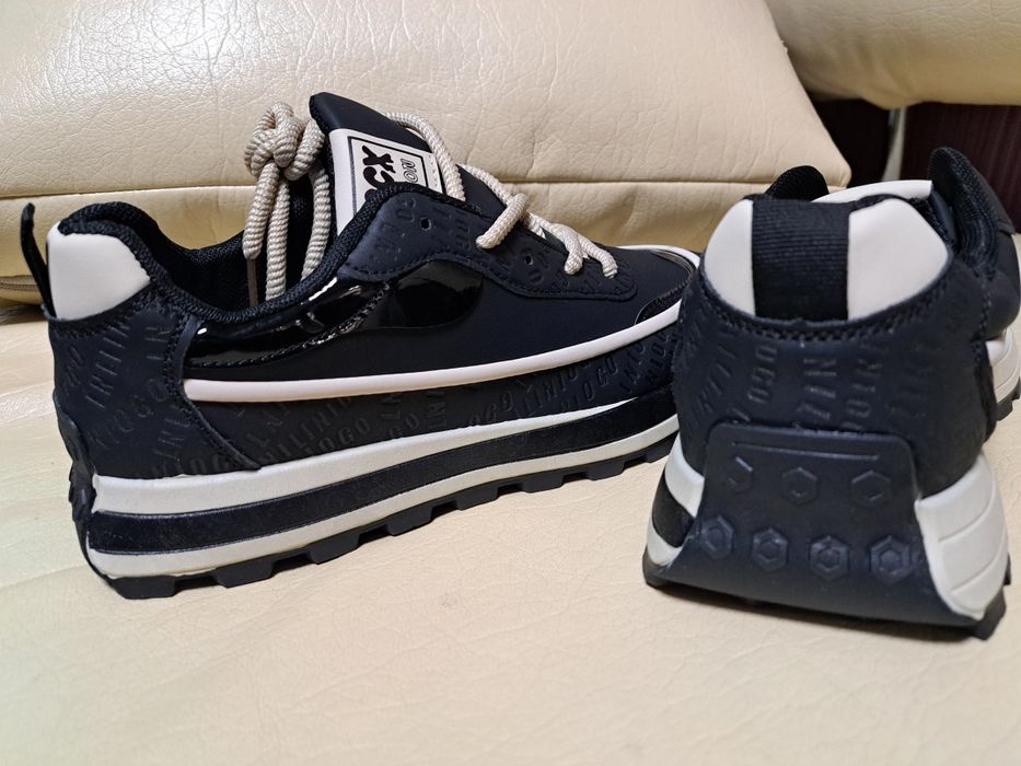 Плодавам чисто нови спортно елегантни обуфки 43 номер .