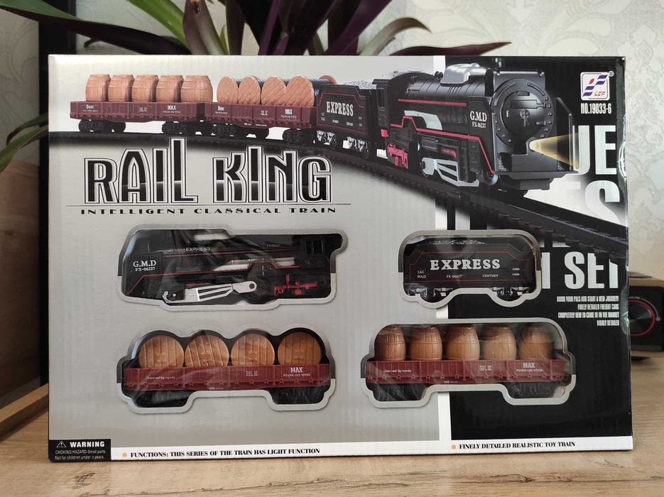 Железная дорога на батарейках (поезд с прожектором + 3 вагона)