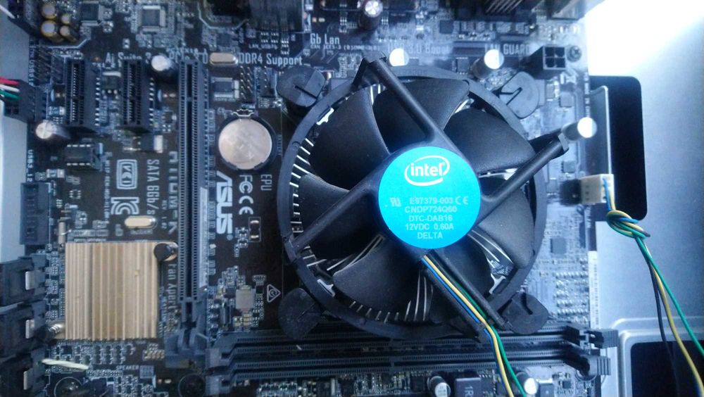 Placa de baza asus cu procesor i3 7100 3.9ghz