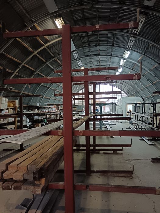 Продавам метални стелажи за склад 3 броя .