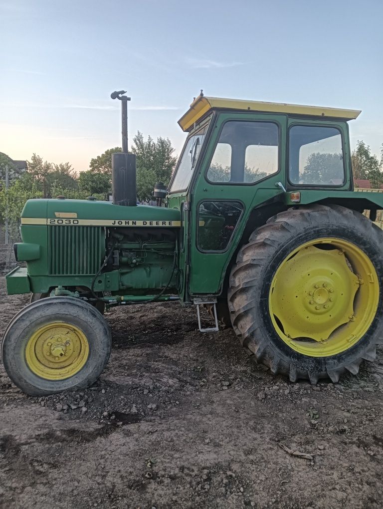 Vând  tractor John Deere