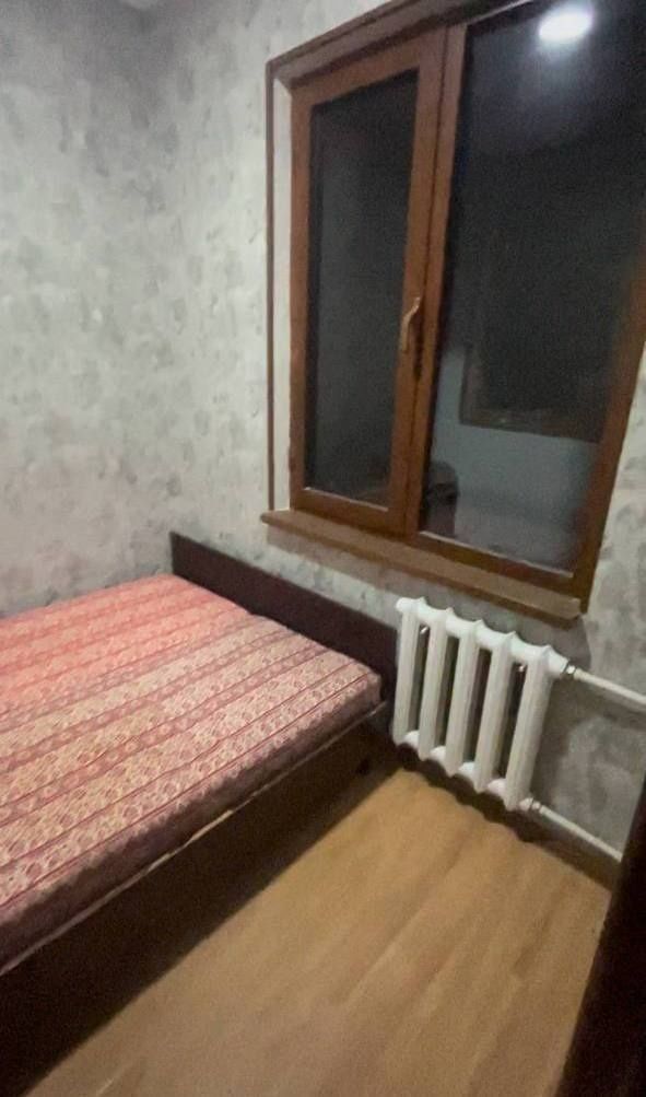 Ozimmiki Chilonzor 20 kv  1-etaj 1 xona yo'l yuzida  srochna sotiladi