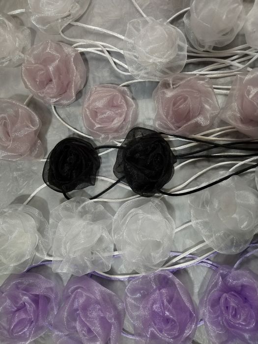 Aksessuar bo'yinga taqiladi