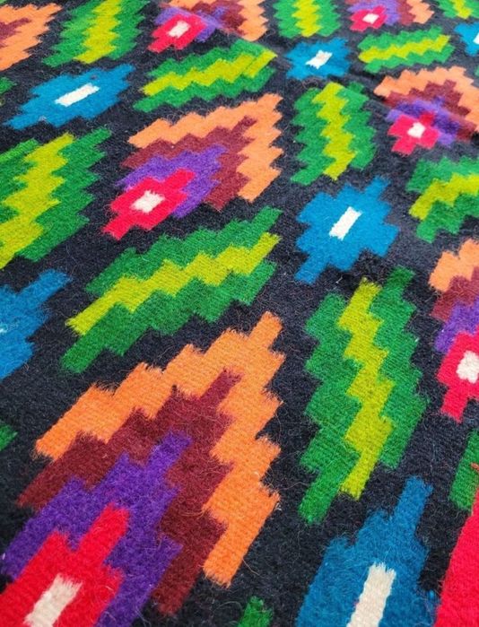Covor vechi din lana colorat
