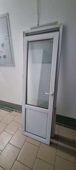 Продам пластиковую дверь с рамой в отличном состоянии .Размер двери 19