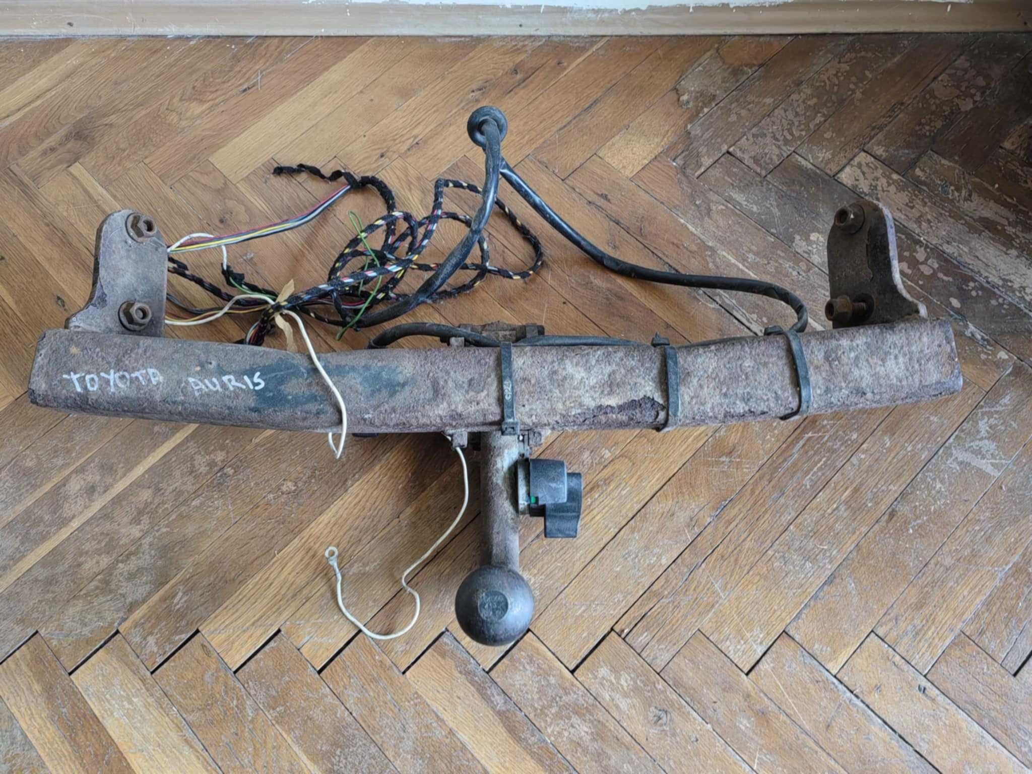 Теглич, става за Тойота Аурис