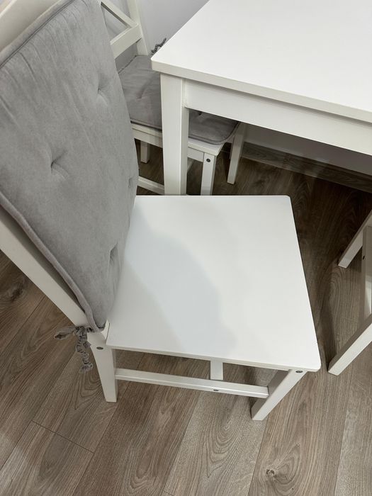 Set masă 118x75 și 4 scaune EJBY JYSK albe – stare bună + huse incluse