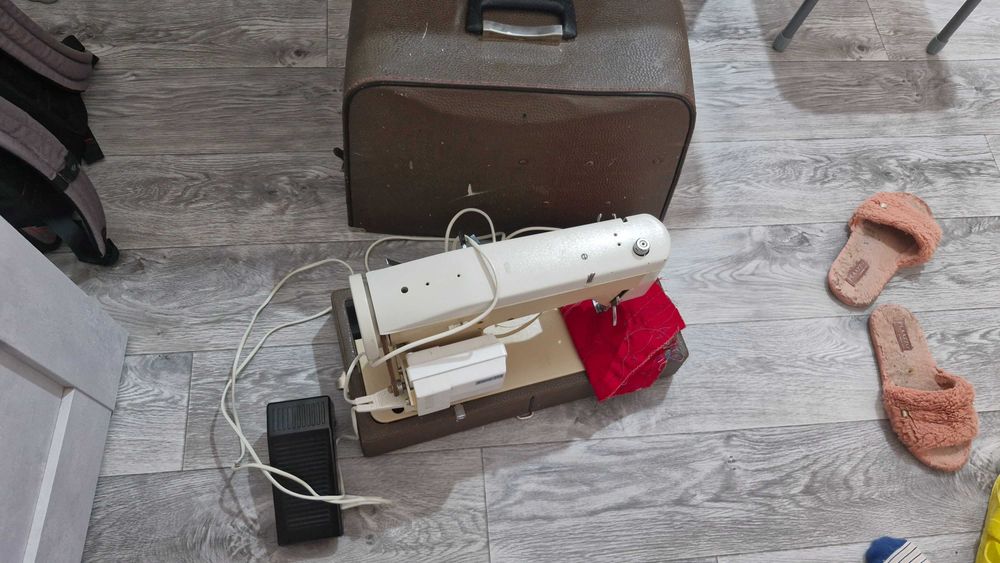 Швейная машина электрическая с педалью