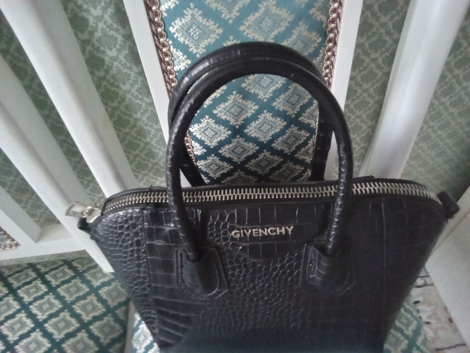 Продам сумку Givenchy