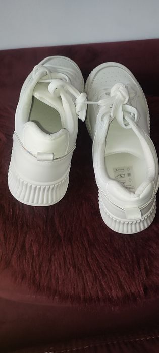 Adidași albi dama, talpa înaltă, model avantajos si comod