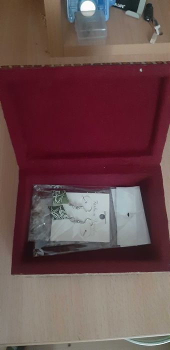 Vând cutie din lemn pentru bijuterii