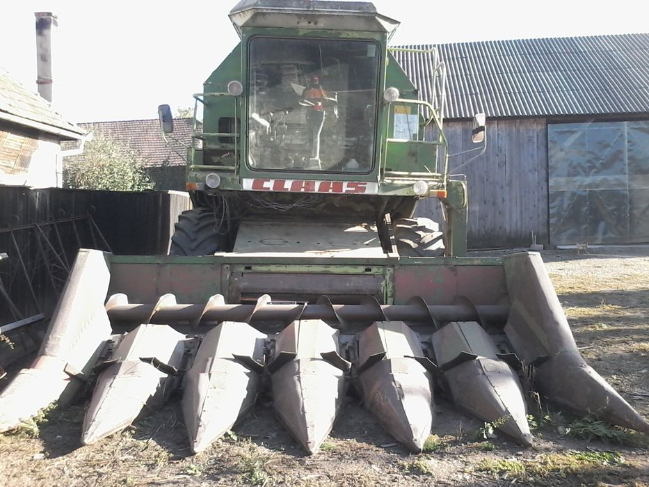 Combina Claas Dominator 106 cu masa de porumb