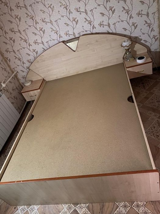 Продам кровать с двумя тумбочками