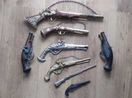 Pistol zamac alama lemn pusca arme vechi vintage colectie decor