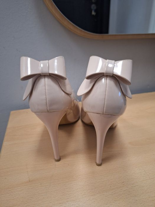 Елегантни лачени обувки на ток