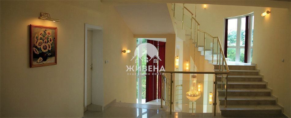 Отдавам под наем къща/ хотел в района на Бриз, РЗП: 850 кв.м