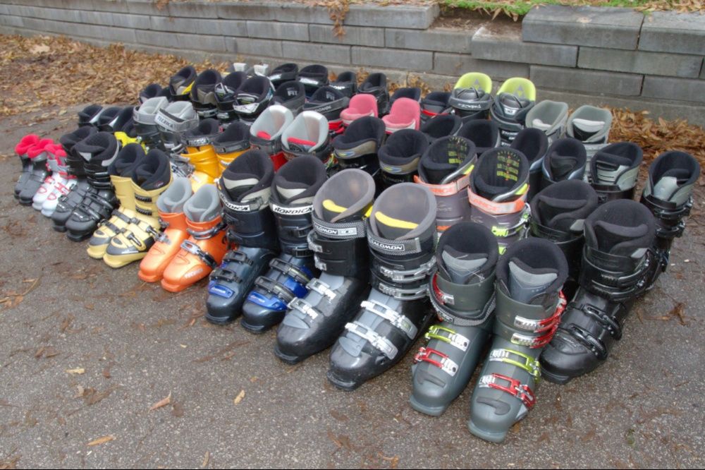 Ски, щеки, ски обувки, шапки, ръкавици, очила, маски, чорапи