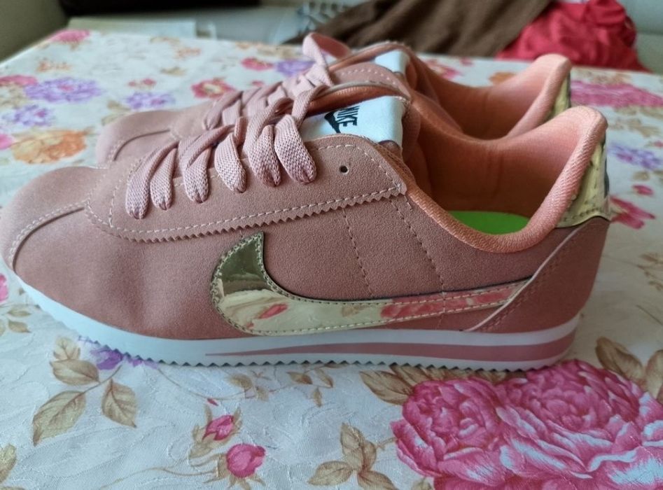 Дамски маратонки Nike.