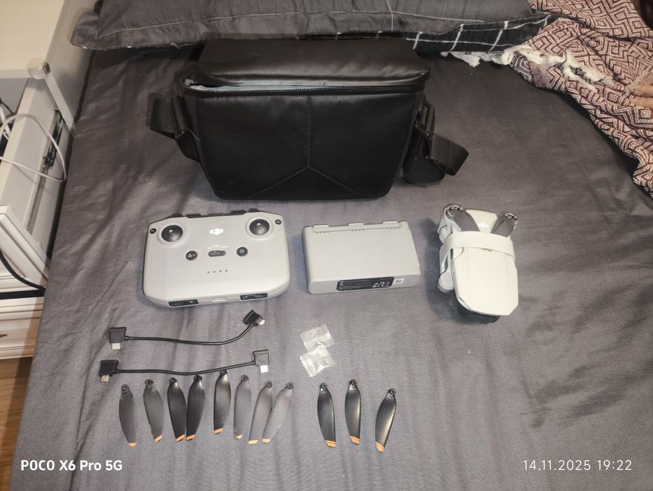 Продам квадрокоптер DJI MINI 2 Fly More Combo серый