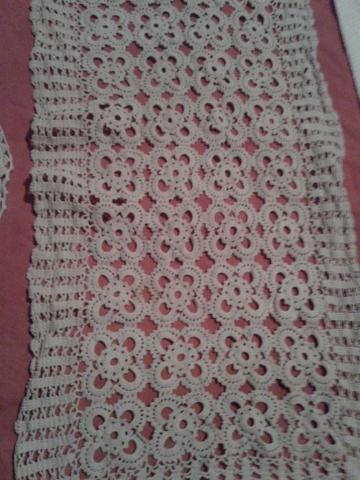 Две плетени дантелени покривки и плетен шал с бонус: куки за плетене.